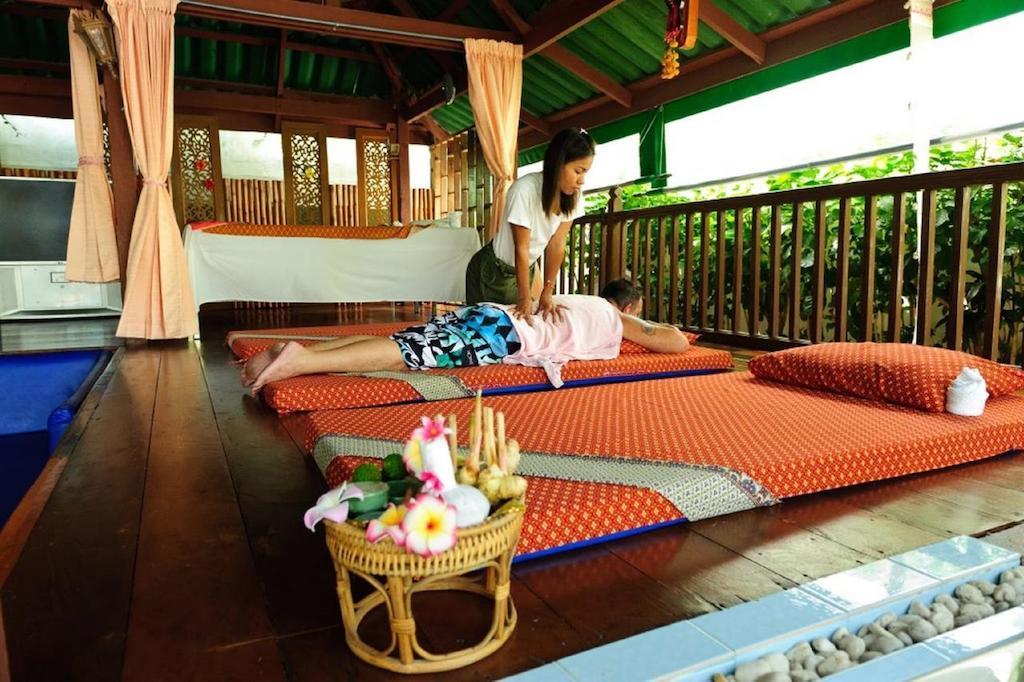 The Expat Hotel Patong Exterior foto