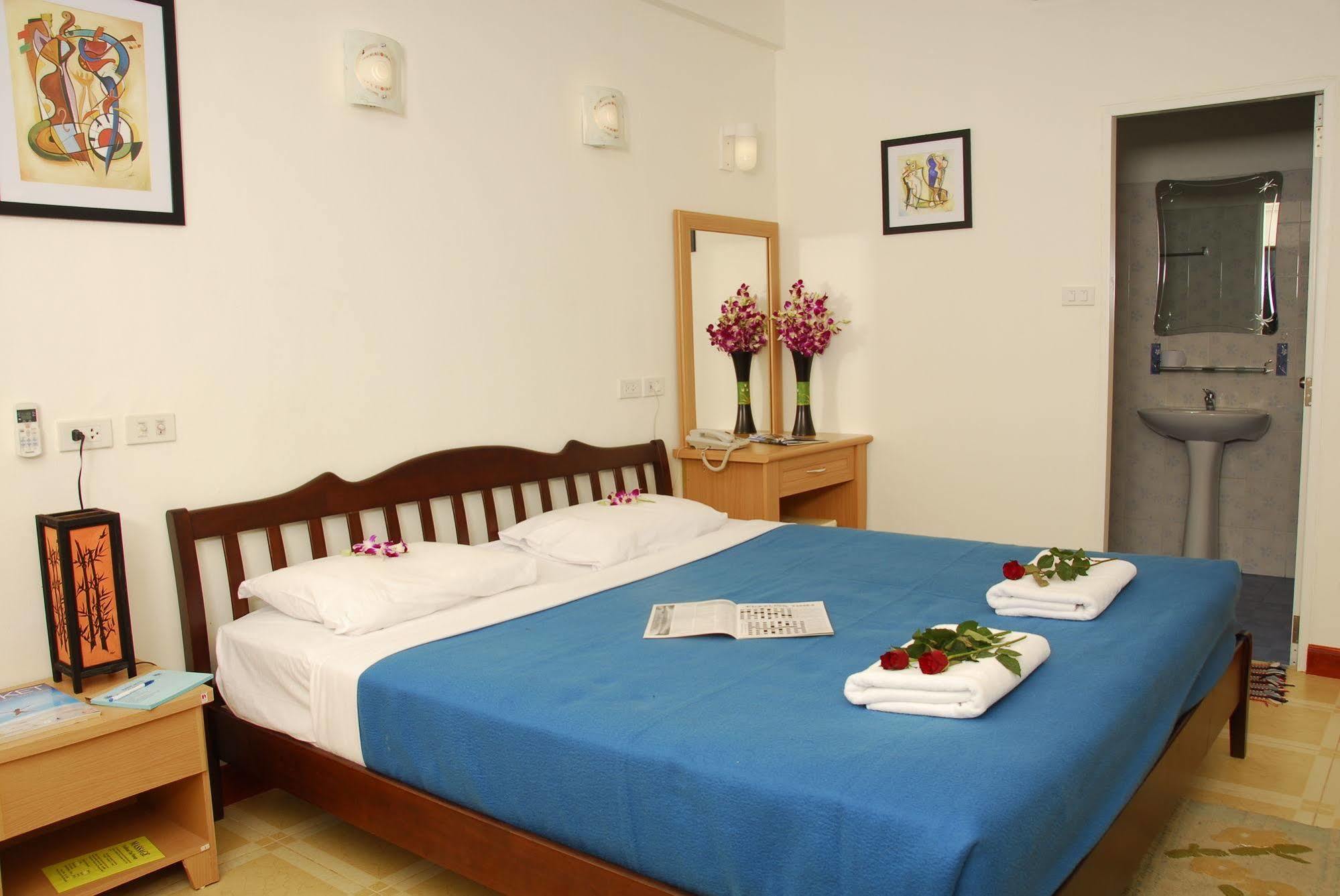 The Expat Hotel Patong Exterior foto