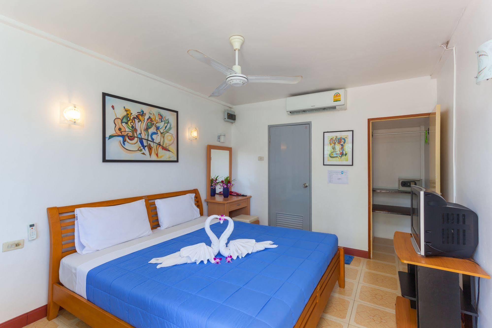 The Expat Hotel Patong Exterior foto