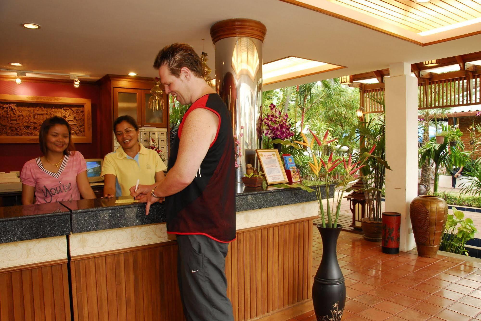 The Expat Hotel Patong Exterior foto